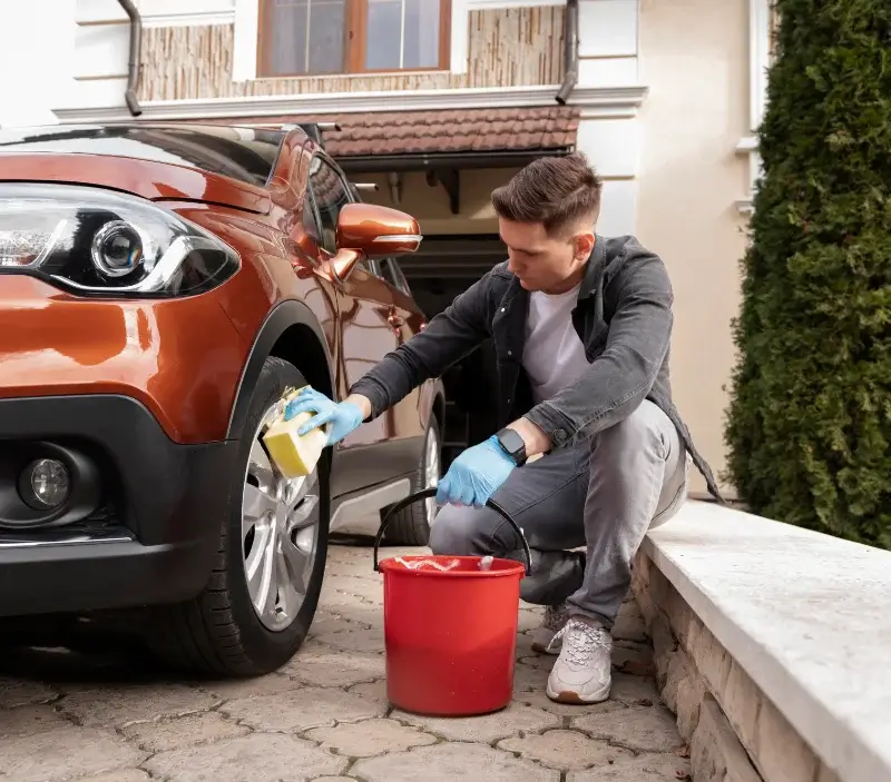 Lavage auto à domicile Le Bonhomme : professionnel intervenant sur un véhicule